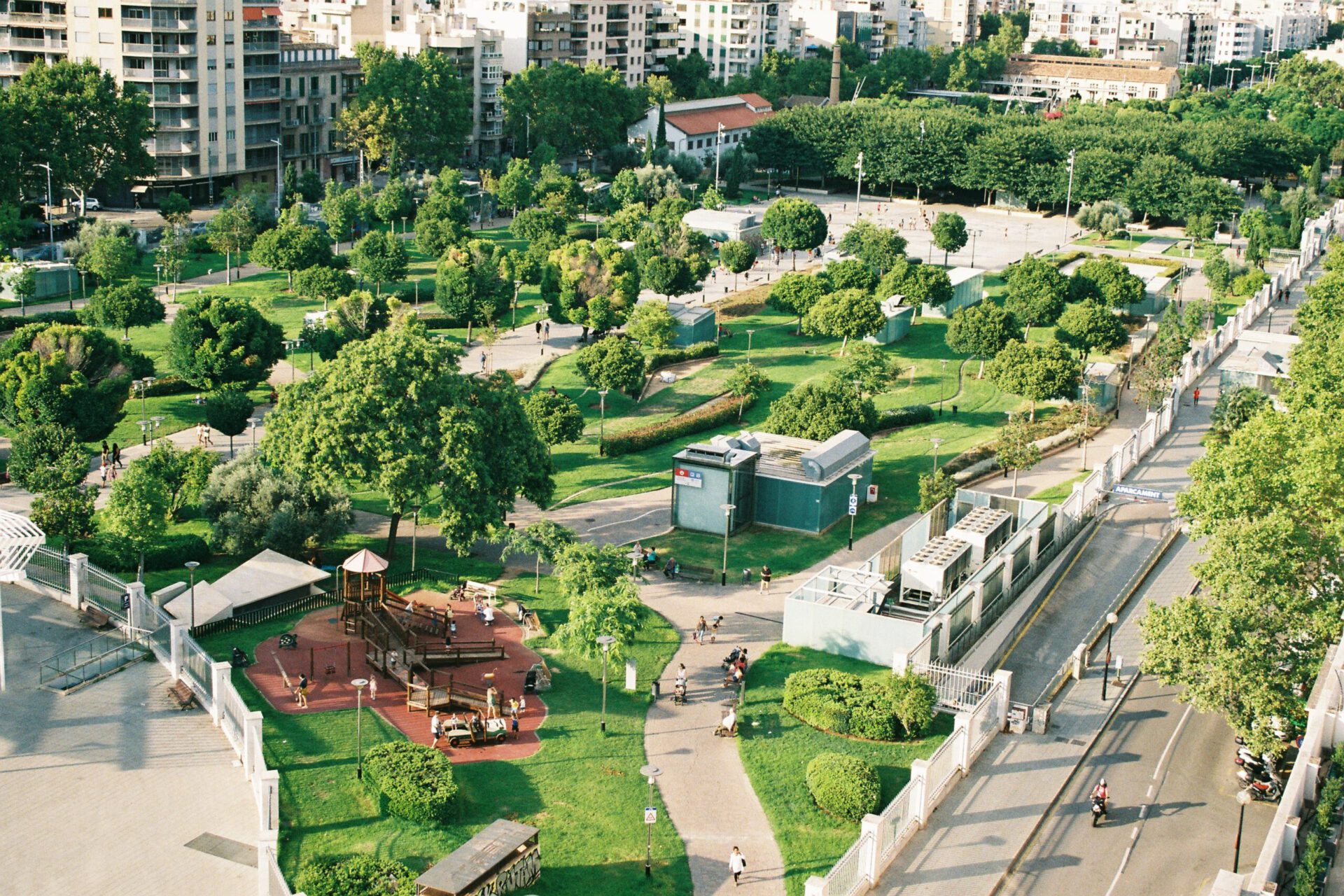 Park oraz zabudowa miejska, widziane z drona